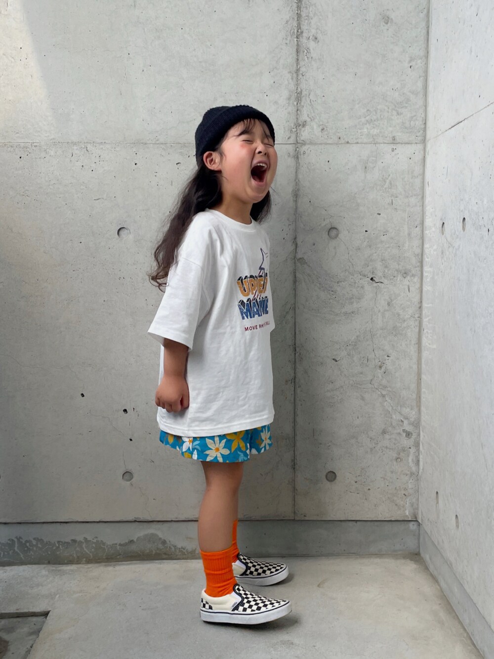 ブラック系のスリッポン、ホワイト系のTシャツ/カットソー、ブルー系のその他パンツを着用したキッズの夏コーディネートの2枚目の写真