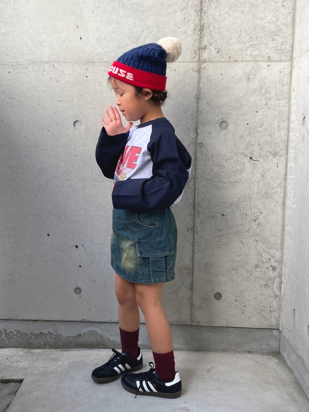「秋コーデ、秋服準備はじめました、キッズファッション、キッズコーデ、ロンT、スカート、ブーツ、ニット帽、ロゴT、タックイン、アメカジ、ストリート、ラグランTシャツ、古着MIX、ヴィンテージ」｜「韓国子供服のアイテム（Tシャツ/カットソー、グレー系）」を使った、ioooさん（キッズ・110cm）の秋コーディネートの3枚目の写真