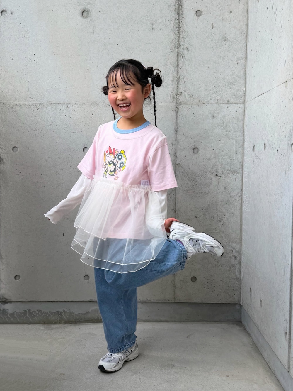 ホワイト系のTシャツ/カットソー、ホワイト系のスニーカー、ピンク系のTシャツ/カットソーを着用したキッズの春コーディネートの5枚目の写真