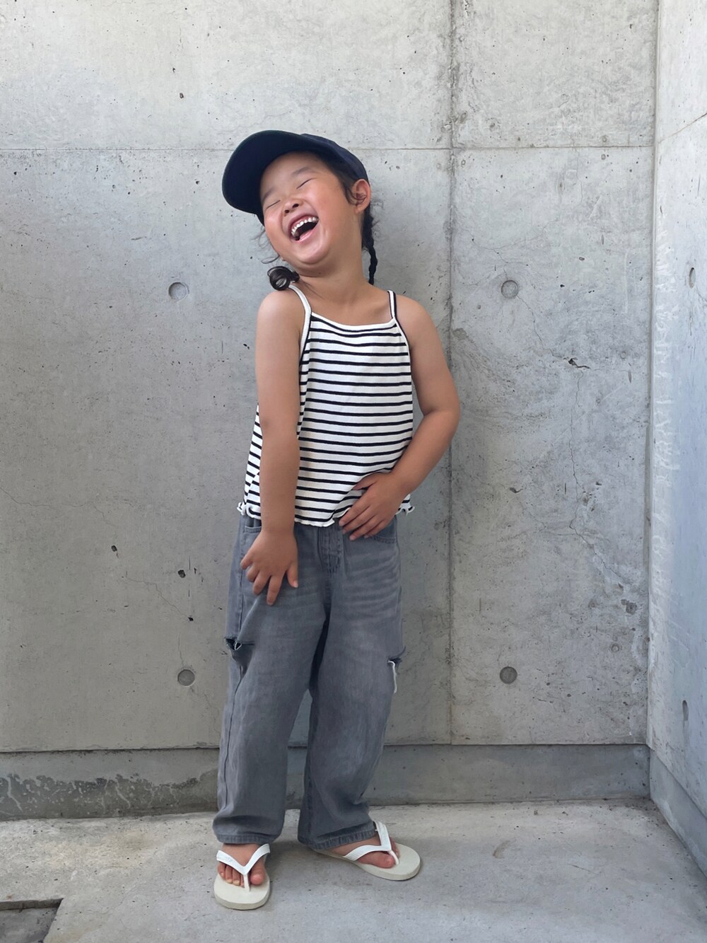「ボーダー、韓国ファッション、夏コーデ、キッズコーデ、キッズファッション、デニムパンツ、クロックス、モノトーン、厚底サンダル、カットオフデニム、キャップ、カジュアルコーデ、プチプラ」｜「しまむらのLittle weekend（デニムパンツ、グレー系）」を使った、ioooさん（キッズ・110cm）の夏コーディネートの5枚目の写真