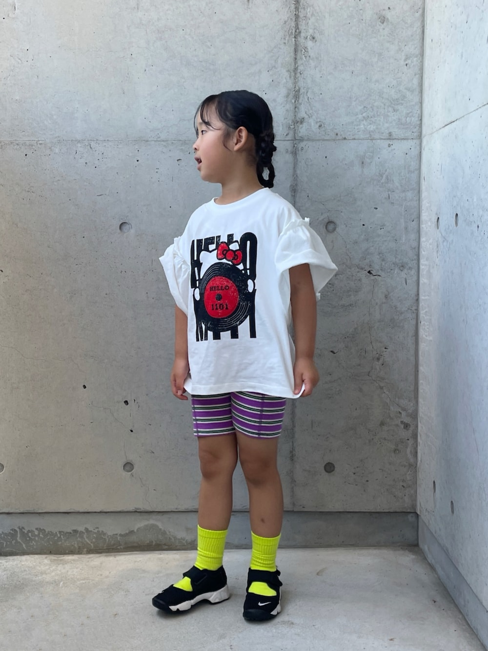 パープル系のその他パンツ、ブラック系のスニーカー、ホワイト系のTシャツ/カットソーを着用したキッズの夏コーディネートの2枚目の写真