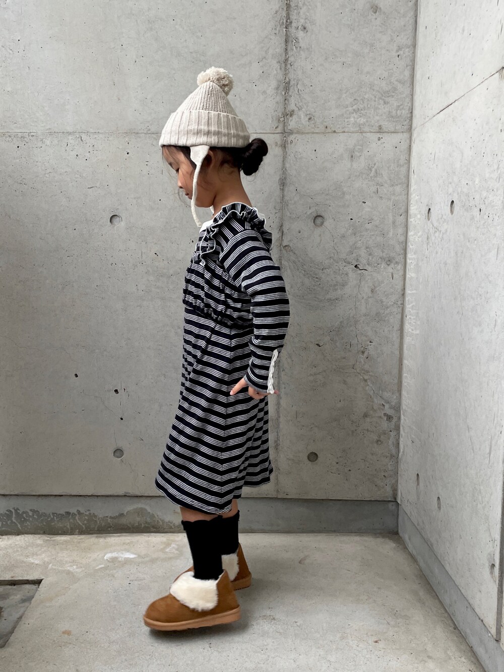 ブラック系のブルゾン、ブラック系のワンピース、ブラック系のキャミソールを着用したキッズの秋コーディネートの3枚目の写真