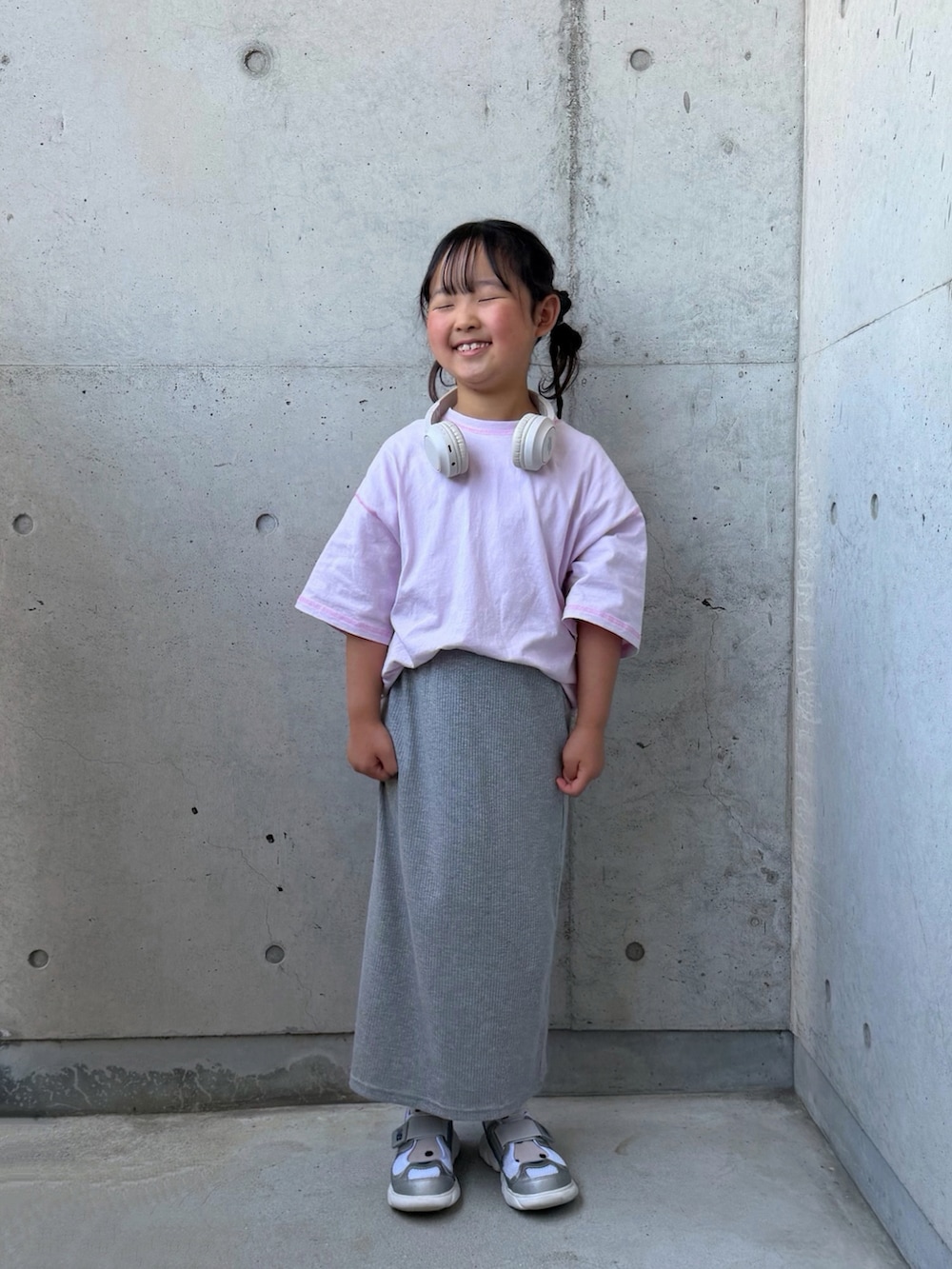 パープル系のTシャツ/カットソー、グレー系のスカート、シルバー系のスニーカーを着用したキッズの春コーディネートの3枚目の写真