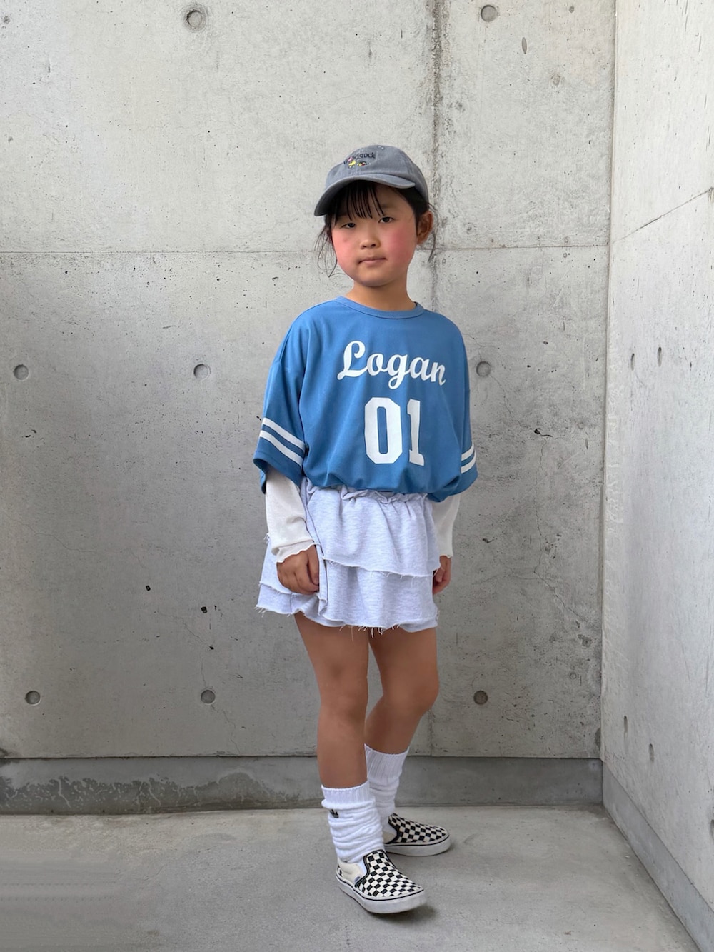 ホワイト系のTシャツ/カットソー、ブルー系のTシャツ/カットソー、グレー系のスカートを着用したキッズの春コーディネートの2枚目の写真