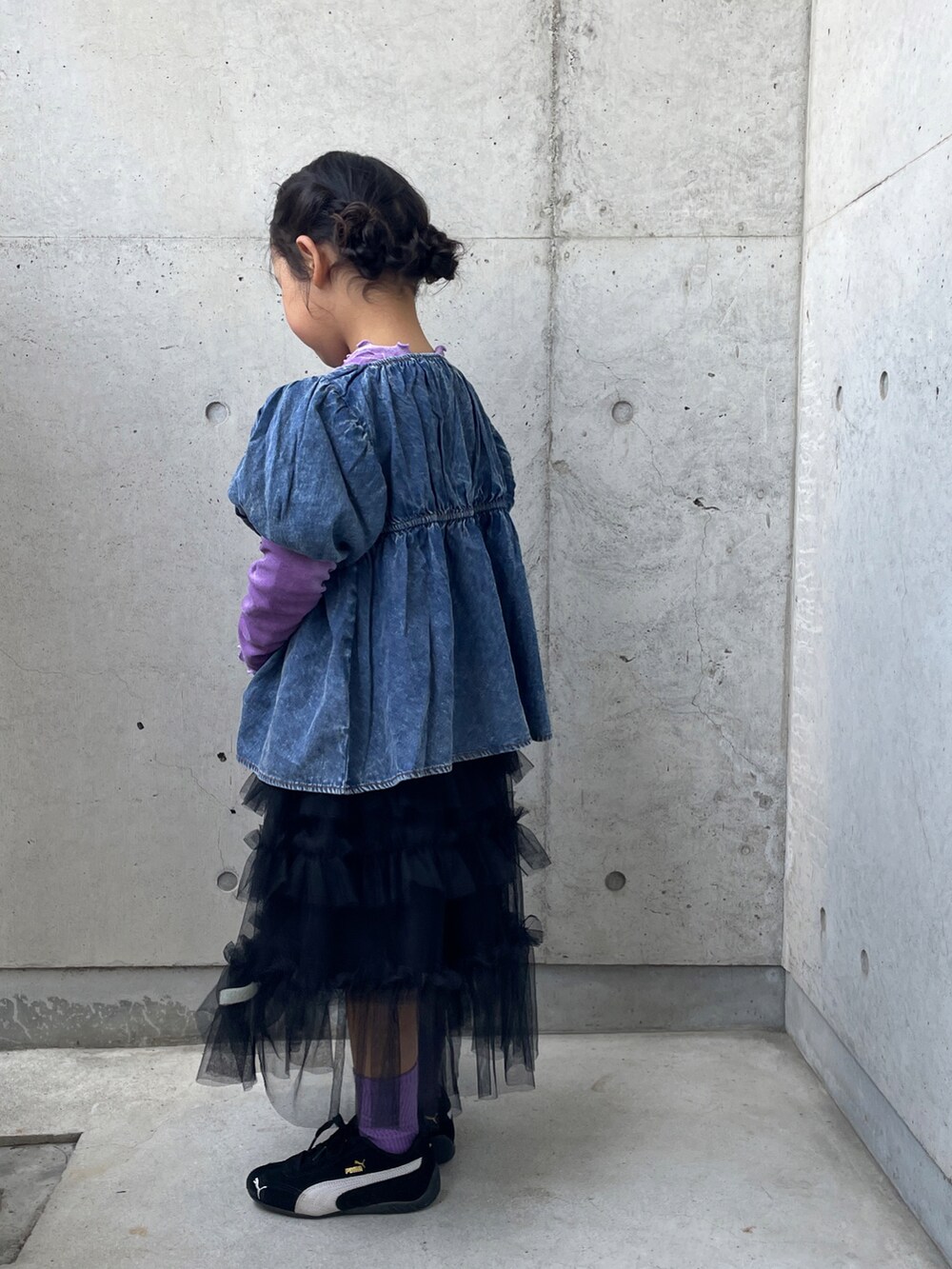 ブラック系のスニーカー、ブラック系のスカート、パープル系のTシャツ/カットソーを着用したキッズの春コーディネートの4枚目の写真