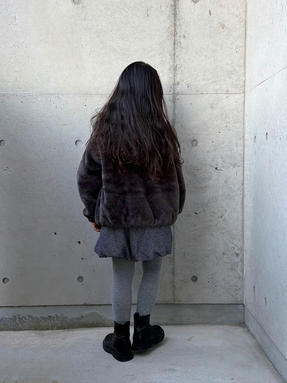 ブラック系のTシャツ/カットソー、グレー系のブルゾン、ブラック系のその他パンツを着用したキッズの冬コーディネートの4枚目の写真