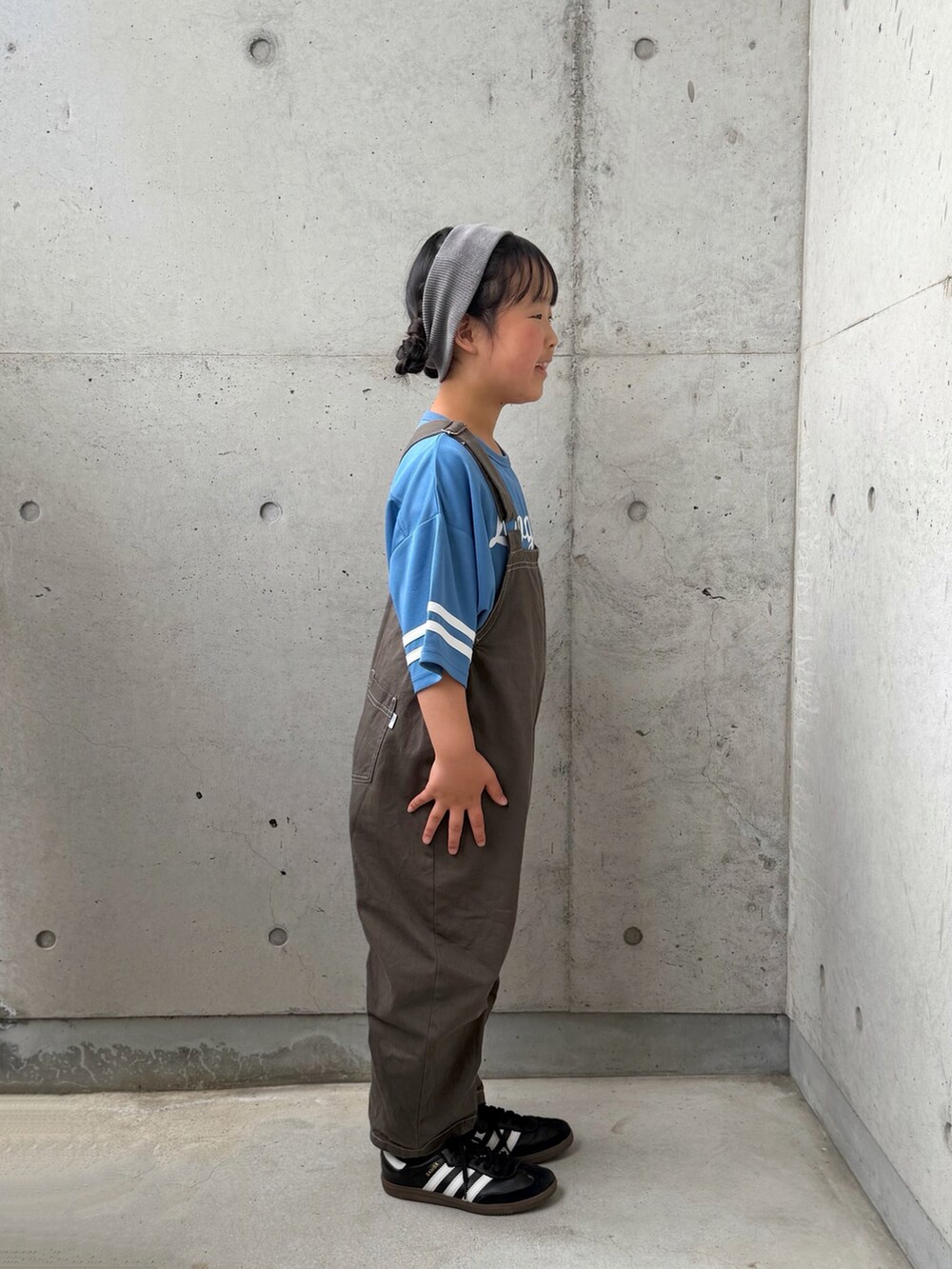 ブラック系のスニーカー、ブルー系のTシャツ/カットソー、グレー系のサロペット/オーバーオールを着用したキッズの春コーディネートの4枚目の写真