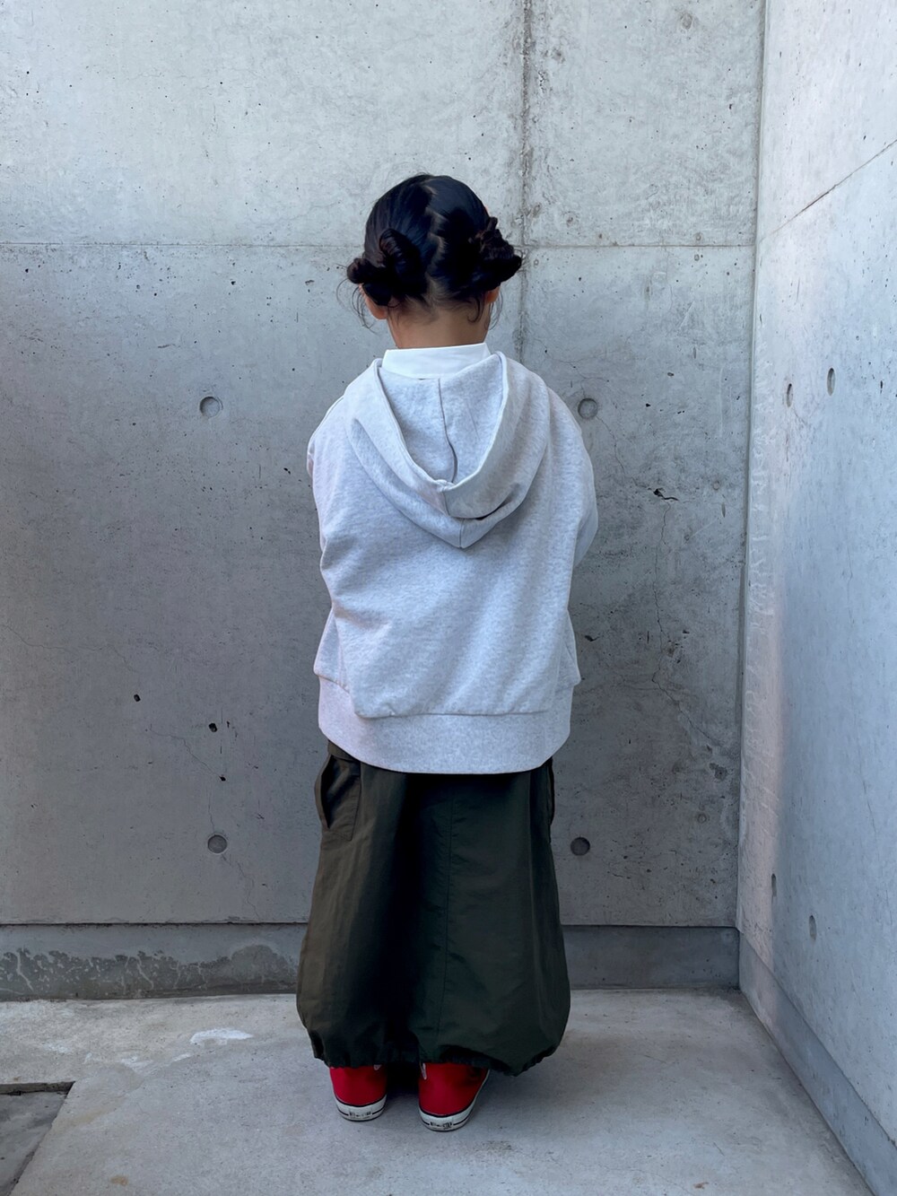 「パーカー、ロングスカート、キッズコーデ、冬コーデ、ラガーシャツ、ハイカットスニーカー、秋冬コーデ、ヘアアレンジ、カーゴスカート、オーバーサイズ」｜「LEPSIMの【KIDS】ラガーシャツ　158622（Tシャツ/カットソー、ピンク系）」を使った、ioooさん（キッズ・110cm）の秋コーディネートの2枚目の写真