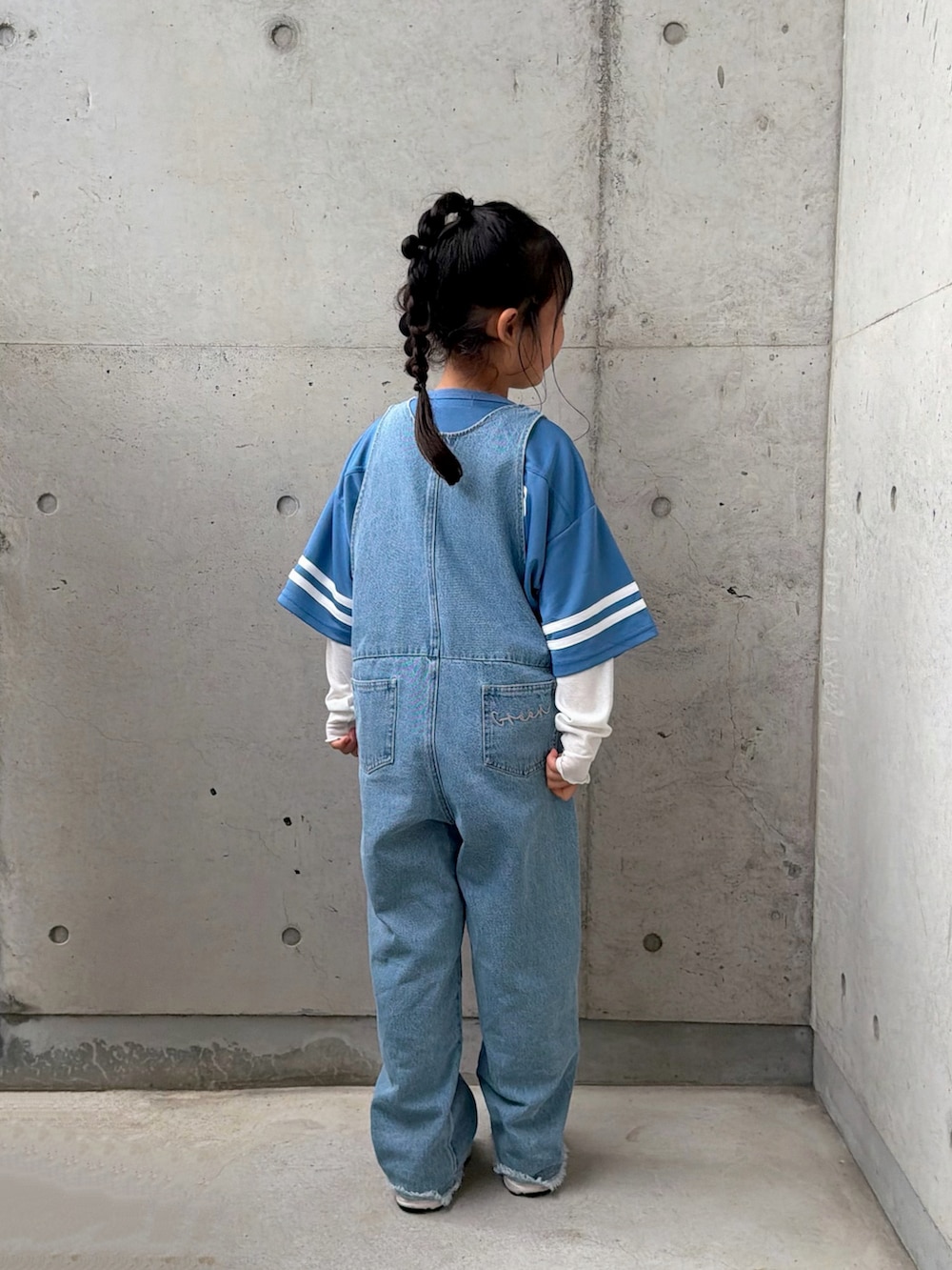 ブルー系のTシャツ/カットソー、ブルー系のサロペット/オーバーオール、ホワイト系のスニーカーを着用したキッズの春コーディネートの2枚目の写真