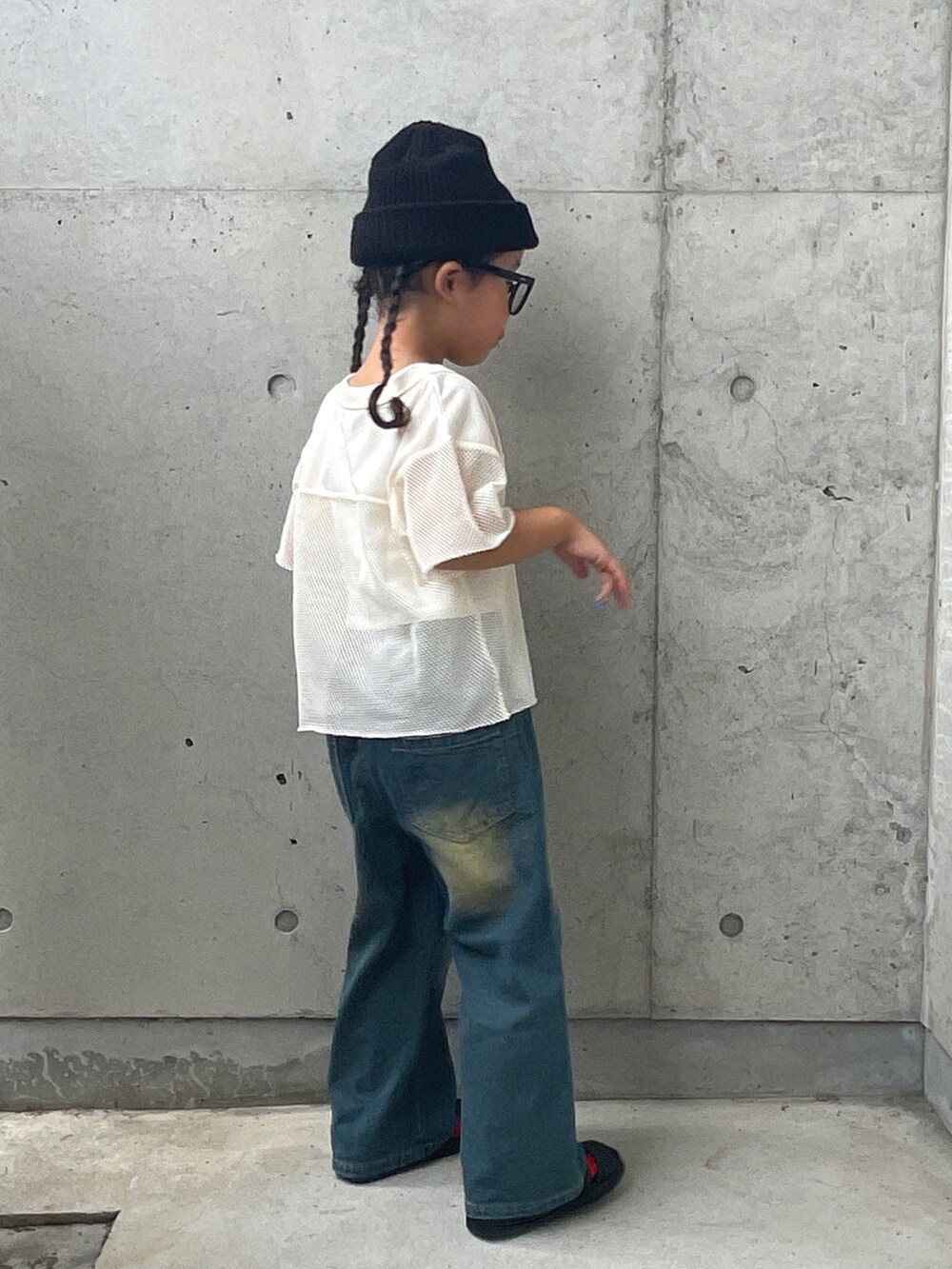 ホワイト系のTシャツ/カットソー、ホワイト系のキャミソール、ブルー系のパンツを着用したキッズの秋コーディネートの4枚目の写真