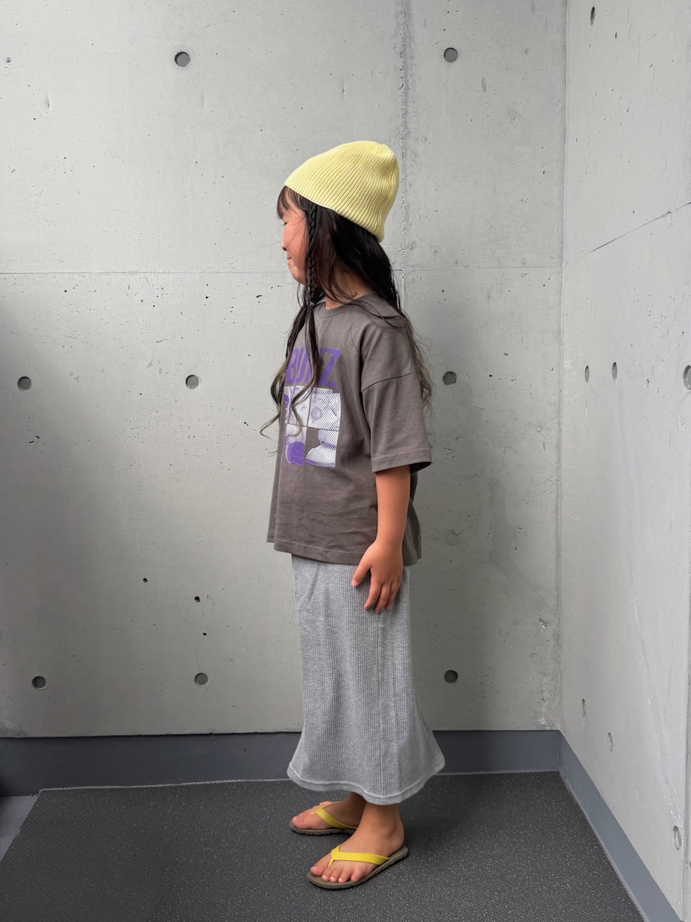 ブラック系のTシャツ/カットソー、グレー系のスカート、ブラウン系のサンダルを着用したキッズの夏コーディネートの5枚目の写真