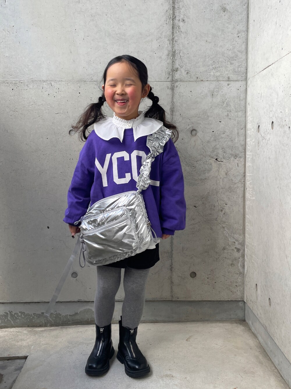 シルバー系のショルダーバッグ、パープル系のTシャツ/カットソー、ホワイト系のシャツ/ブラウスを着用したキッズの冬コーディネートの3枚目の写真
