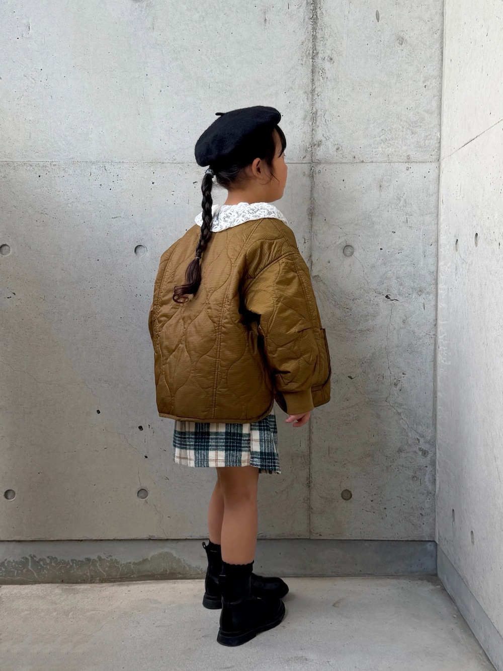 ベージュ系のスウェット、ブラウン系のダウンジャケット/コート、グリーン系のその他パンツを着用したキッズの秋コーディネートの5枚目の写真