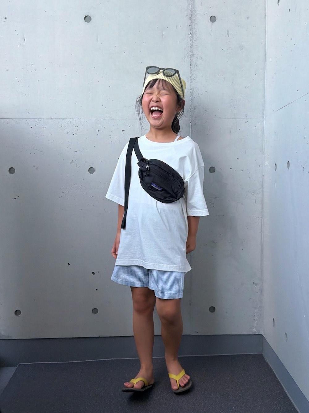 ホワイト系のTシャツ/カットソー、ブラック系のボディバッグ/ウエストポーチ、ブラウン系のサンダルを着用したキッズの夏コーディネートの5枚目の写真