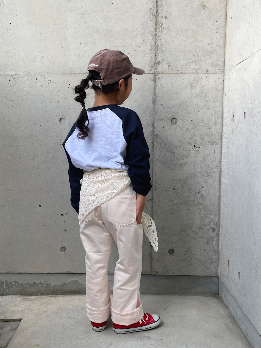 レッド系のスニーカー、グレー系のTシャツ/カットソー、ピンク系のその他パンツを着用したキッズの春コーディネートの3枚目の写真