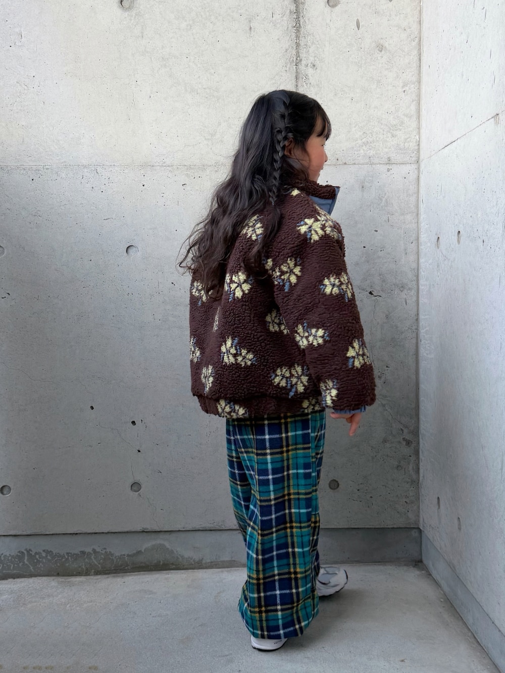 ホワイト系のスニーカー、ブラウン系のジャケット/アウター、グリーン系のパンツを着用したキッズの冬コーディネートの2枚目の写真