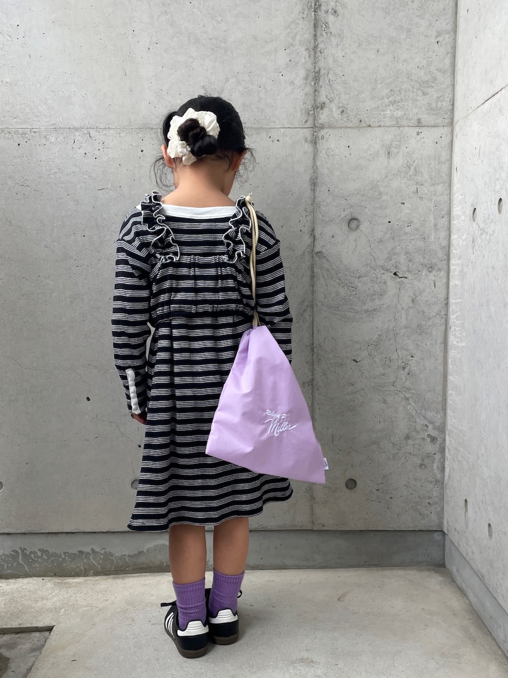 パープル系のエコバッグ/サブバッグ、ブラック系のワンピース、ブラック系のキャミソールを着用したキッズの春コーディネートの3枚目の写真