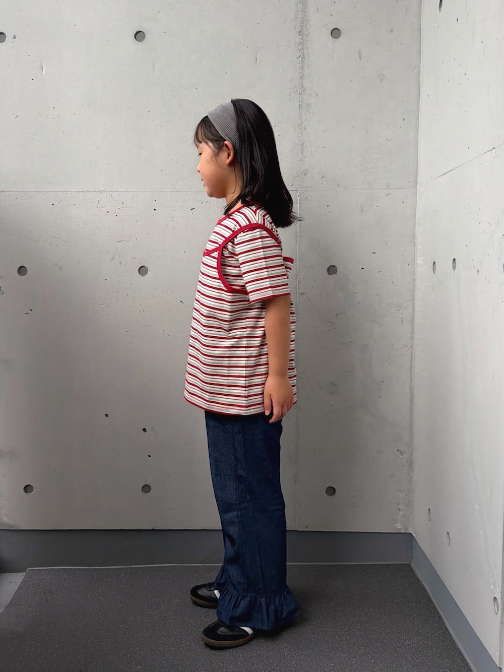 ホワイト系のTシャツ/カットソー、ブルー系のデニムパンツ、ブラック系のスニーカーを着用したキッズの秋コーディネートの2枚目の写真