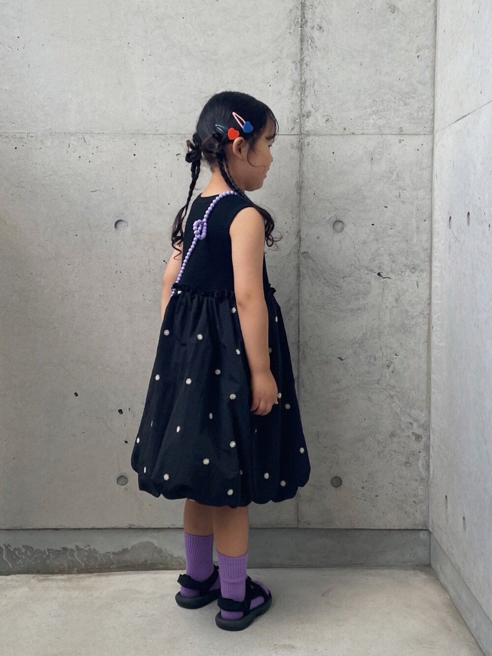 ブラック系のサンダル、ブラック系のワンピース、パープル系のソックス/靴下を着用したキッズの夏コーディネートの2枚目の写真