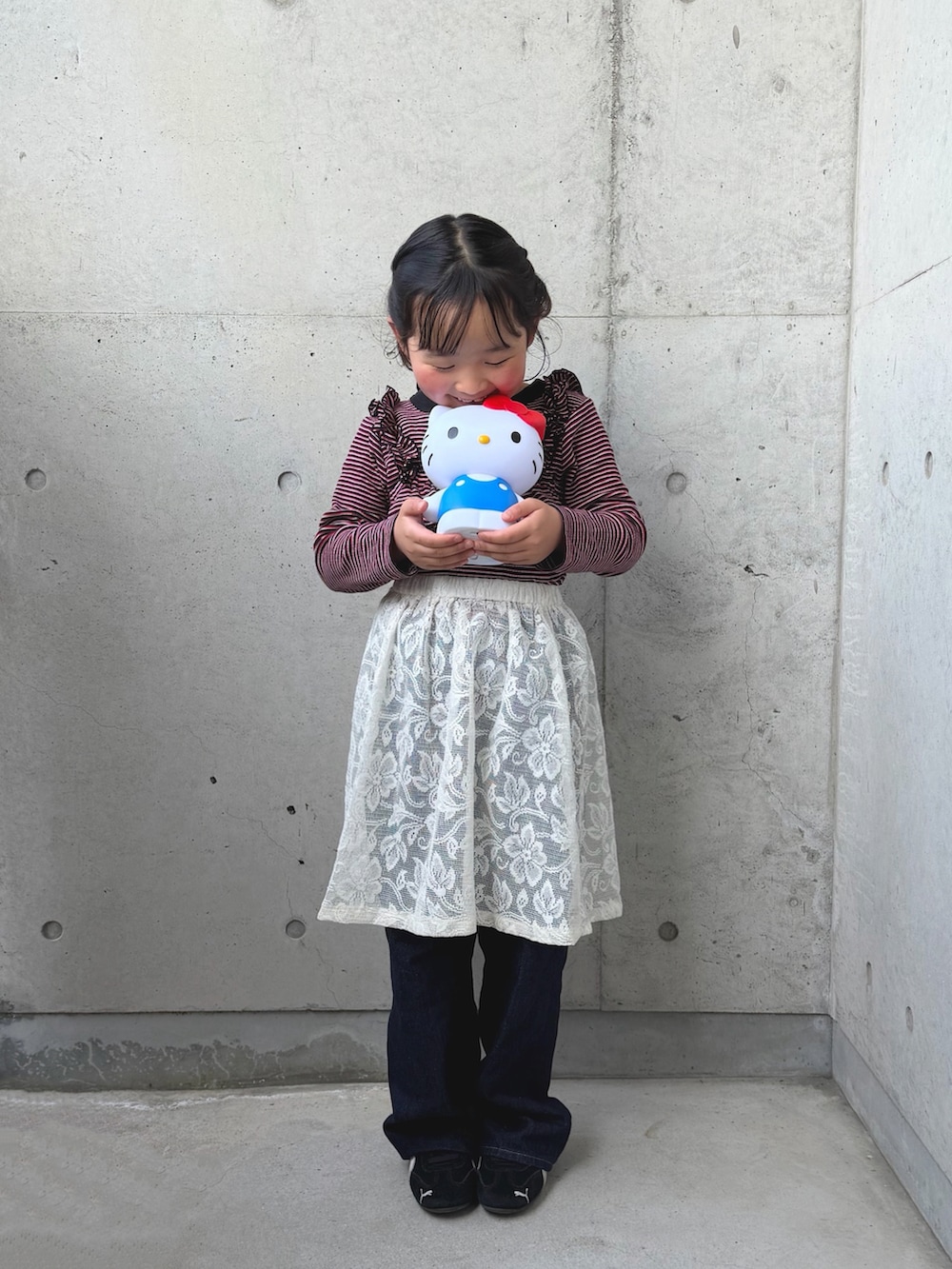 レッド系のキャミソール、レッド系のTシャツ/カットソー、グリーン系のブルゾンを着用したキッズの春コーディネートの3枚目の写真