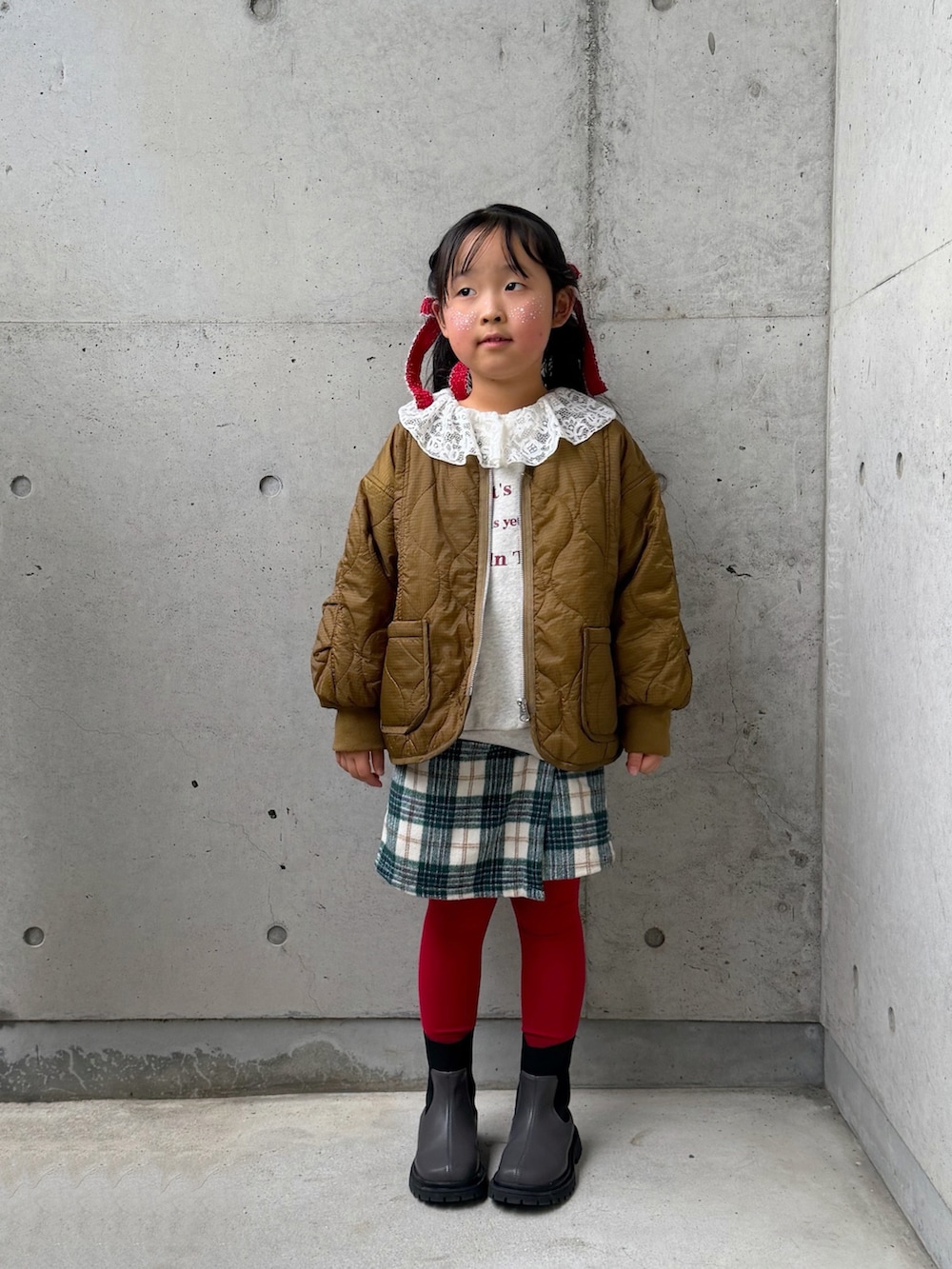 ベージュ系のスウェット、グレー系のブーツ、ブラウン系のダウンジャケット/コートを着用したキッズの冬コーディネートの4枚目の写真