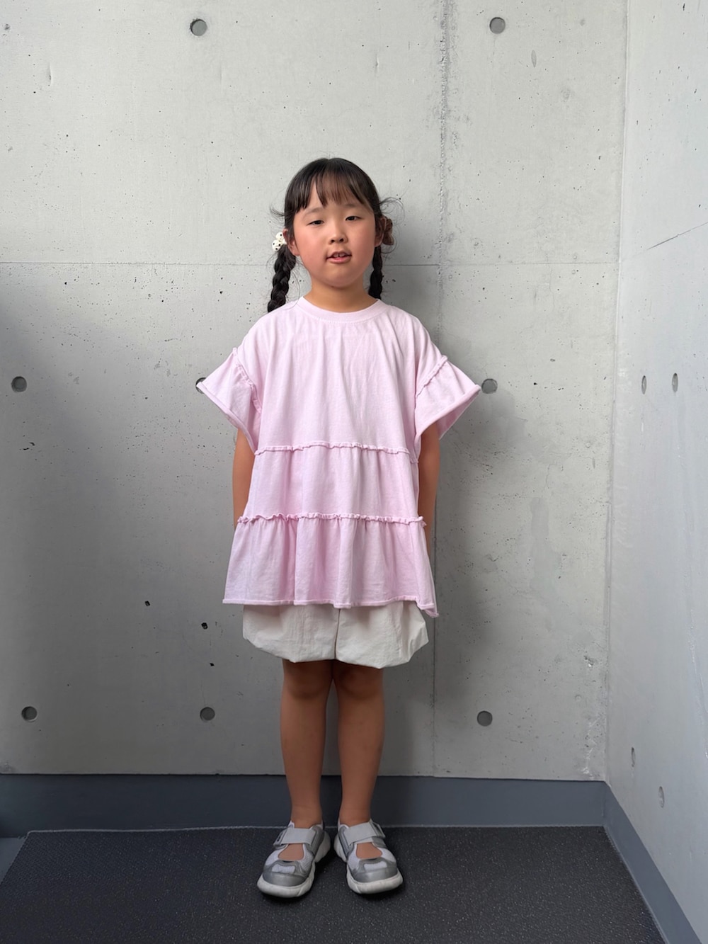 ピンク系のTシャツ/カットソー、ホワイト系のその他パンツ、シルバー系のスニーカーを着用したキッズの夏コーディネートの3枚目の写真