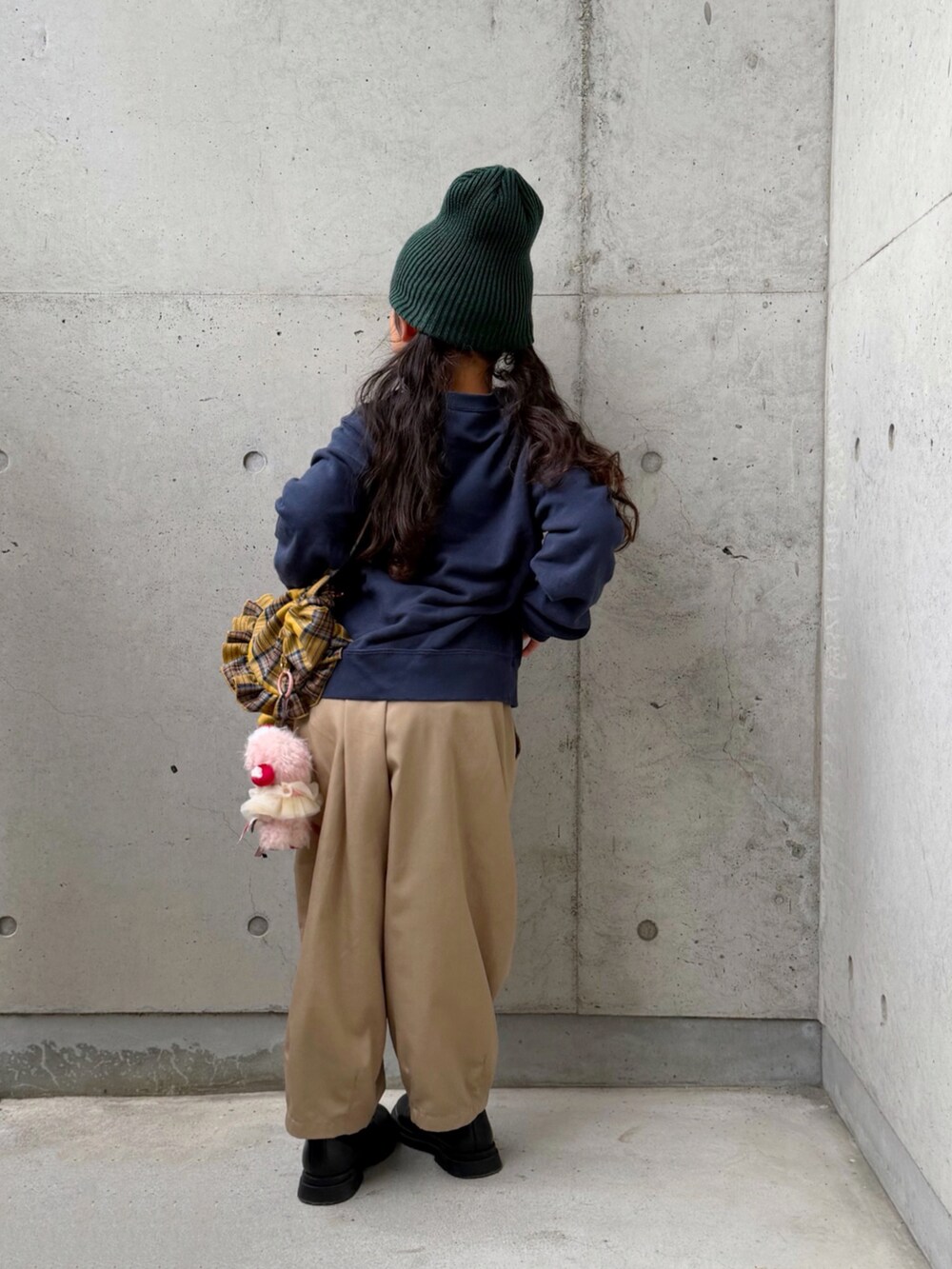 イエロー系のその他パンツ、イエロー系のバックパック/リュック、ブルー系のスウェットを着用したキッズの秋コーディネートの3枚目の写真