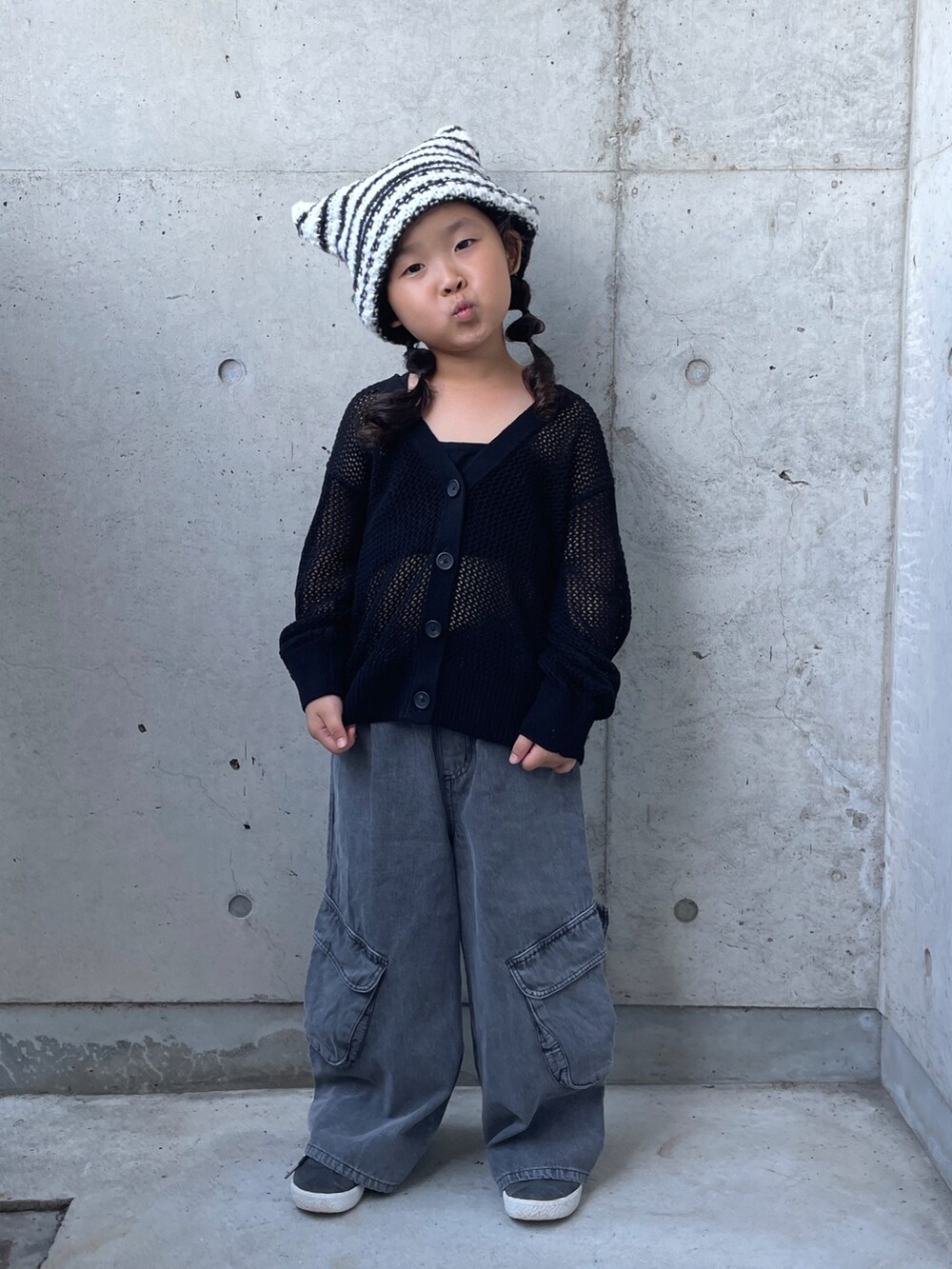 「秋コーデ、韓国ファッション、メッシュ、カーゴパンツ、デニムパンツ、カーディガン、スニーカー、猫耳、キッズコーデ、キッズファッション、ブラックコーデ、秋っぽコーデ更新中、モード」｜「UNIQLOのアイテム（トップス、ブラック系）」を使った、ioooさん（キッズ・110cm）の秋コーディネートの4枚目の写真