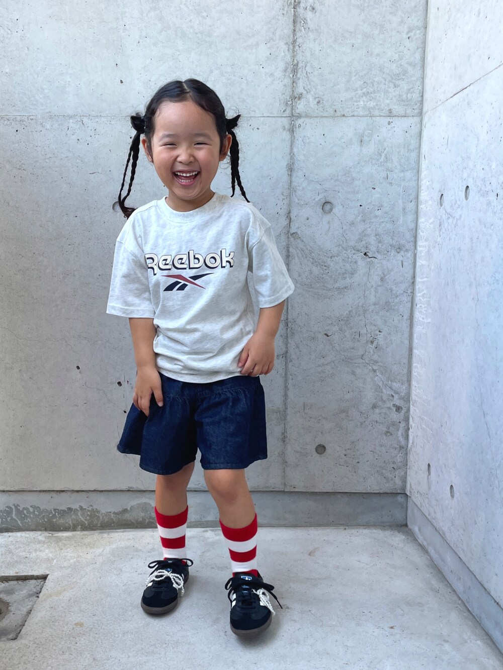 ブルー系のパンツ、グレー系のTシャツ/カットソー、ブラック系のスニーカーを着用したキッズの秋コーディネートの3枚目の写真