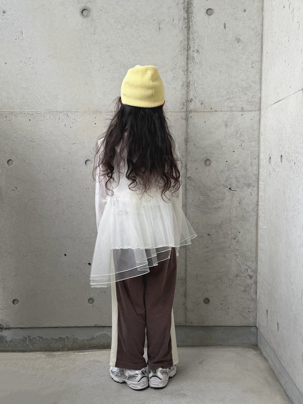 ホワイト系のTシャツ/カットソー、ホワイト系のスニーカー、ブラウン系のその他パンツを着用したキッズの春コーディネートの4枚目の写真