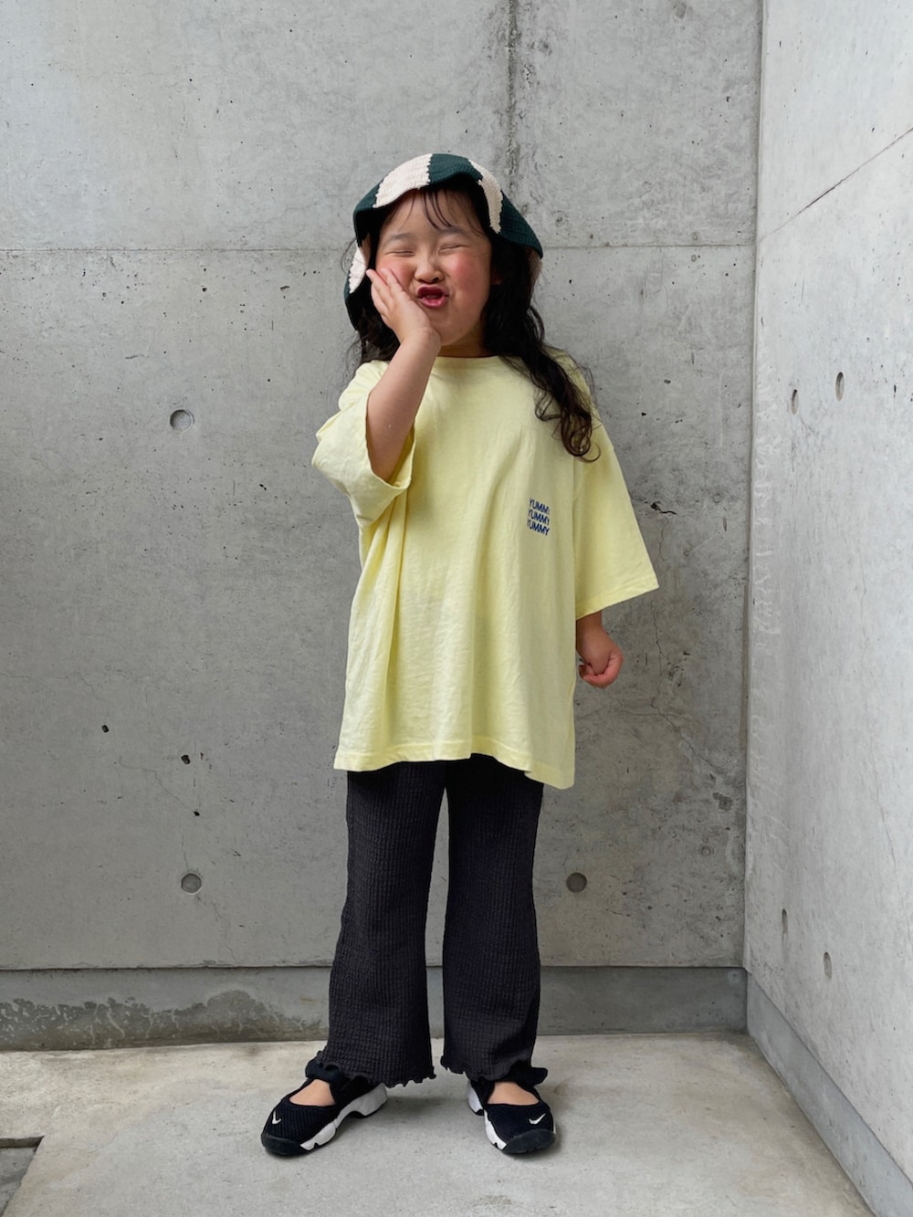 イエロー系のTシャツ/カットソー、グレー系のその他パンツ、ブラック系のスニーカーを着用したキッズの春コーディネートの4枚目の写真