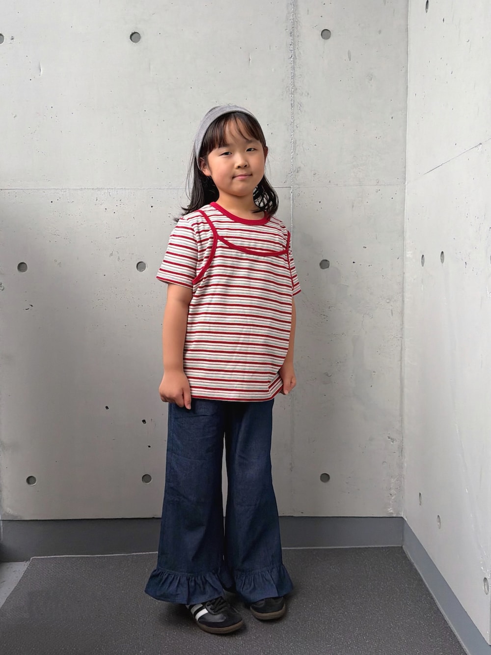ホワイト系のTシャツ/カットソー、ブルー系のデニムパンツ、ブラック系のスニーカーを着用したキッズの秋コーディネートの4枚目の写真