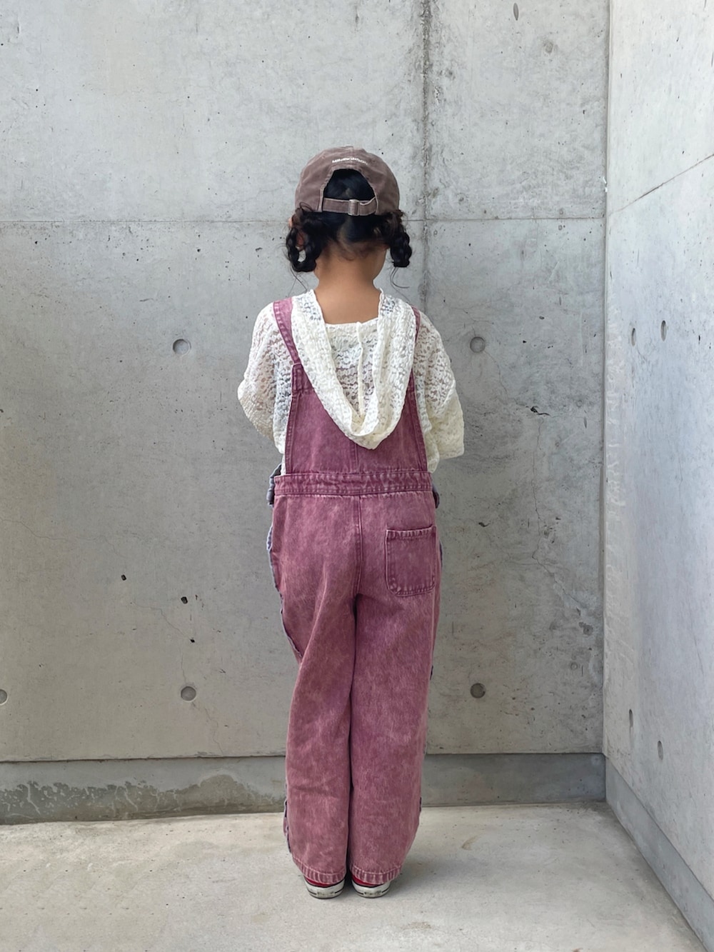 ホワイト系のTシャツ/カットソー、レッド系のスニーカー、レッド系のサロペット/オーバーオールを着用したキッズの秋コーディネートの4枚目の写真