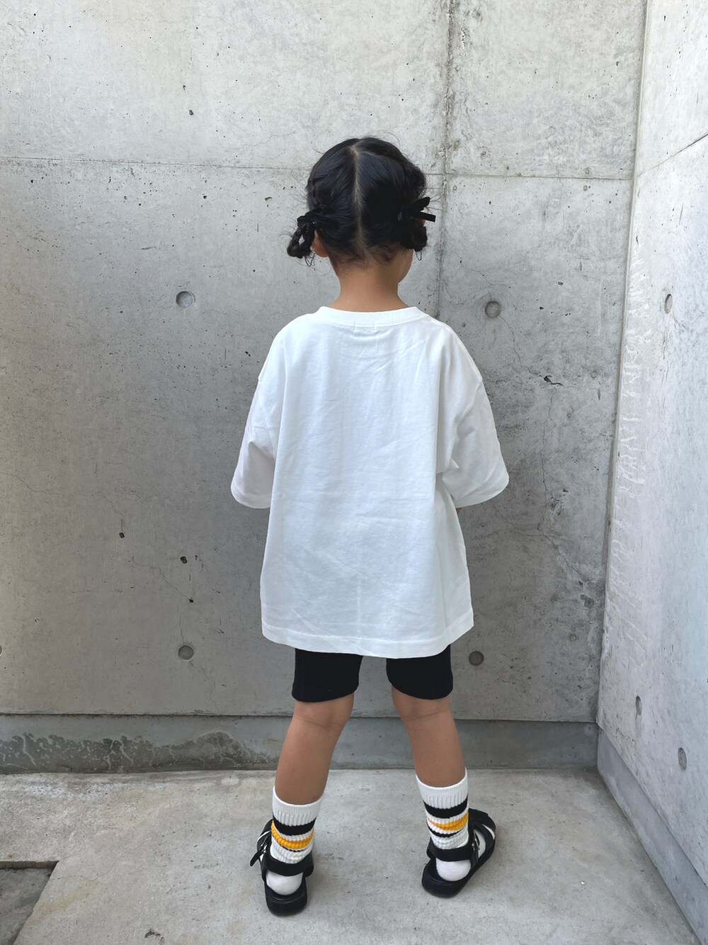 ホワイト系のTシャツ/カットソー、ブラック系のサンダル、ブラック系のソックス/靴下を着用したキッズの春コーディネートの5枚目の写真