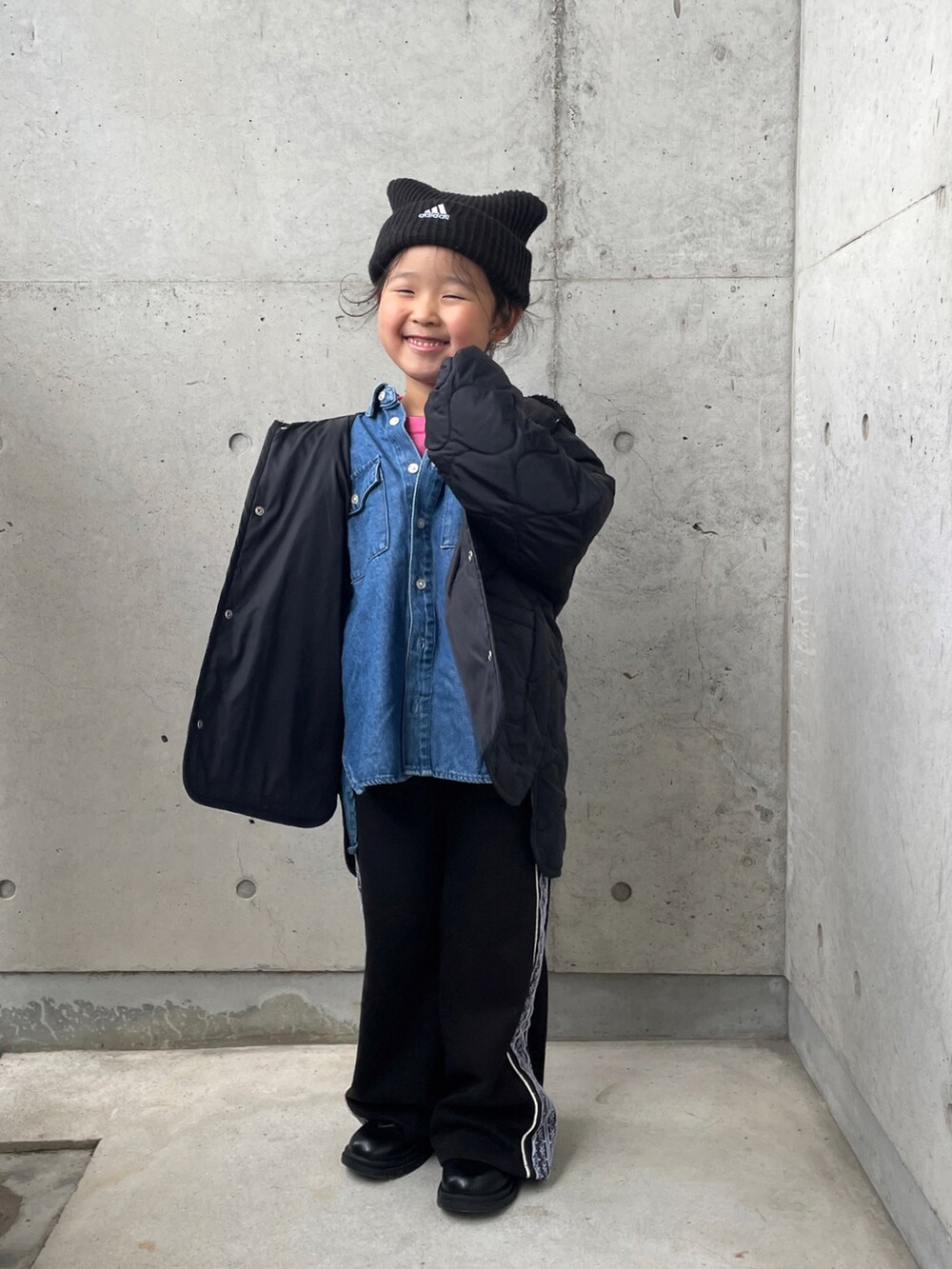 ブラック系のパンツ、ピンク系のニット/セーター、ブルー系のシャツ/ブラウスを着用したキッズの冬コーディネートの5枚目の写真