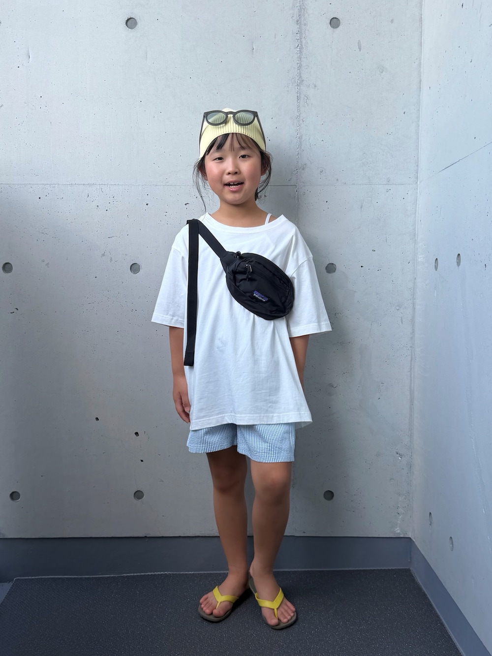 ホワイト系のTシャツ/カットソー、ブラック系のボディバッグ/ウエストポーチ、ブラウン系のサンダルを着用したキッズの夏コーディネートの4枚目の写真