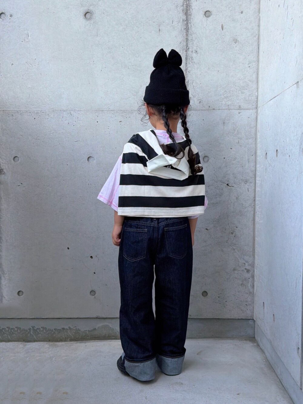 パープル系のTシャツ/カットソー、ブラック系のブーツ、ホワイト系のポロシャツを着用したキッズの秋コーディネートの5枚目の写真