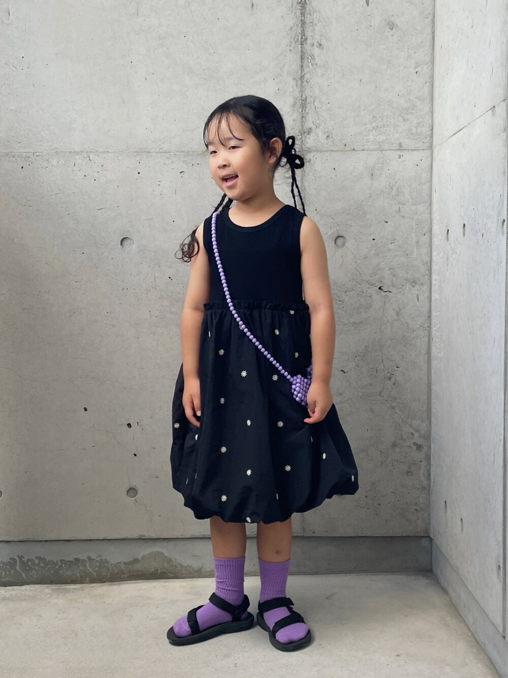 ブラック系のサンダル、ブラック系のワンピース、パープル系のソックス/靴下を着用したキッズの夏コーディネートの5枚目の写真