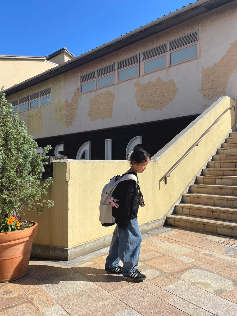 ブラック系のタンクトップ、ブラック系のスニーカー、ブラック系のTシャツ/カットソーを着用したキッズの秋コーディネートの3枚目の写真