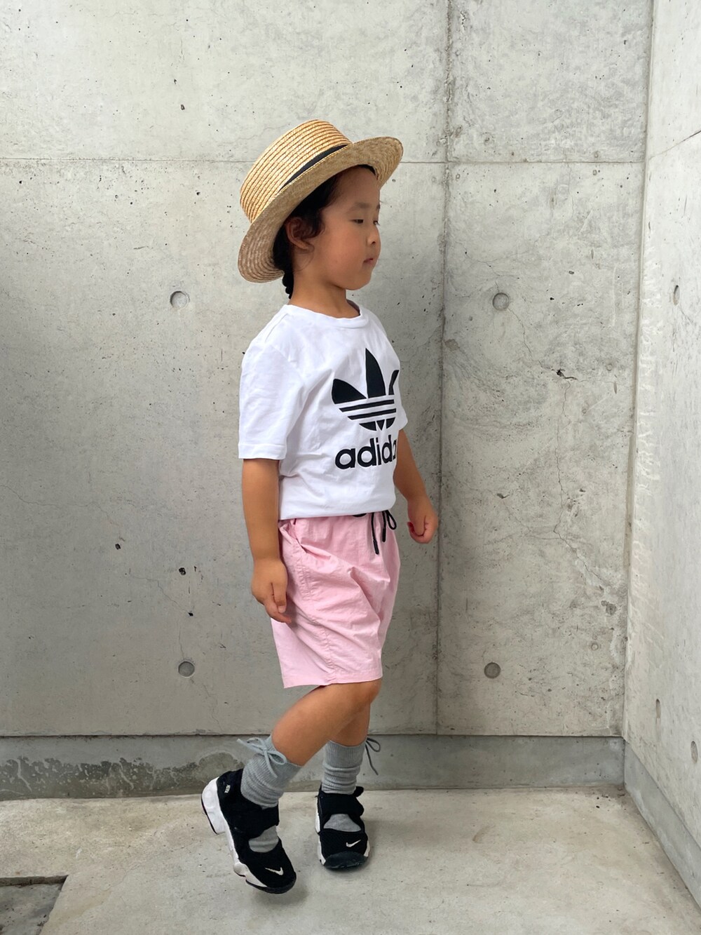 ホワイト系のTシャツ/カットソー、ピンク系のその他パンツ、ブラック系のスニーカーを着用したキッズの夏コーディネートの2枚目の写真