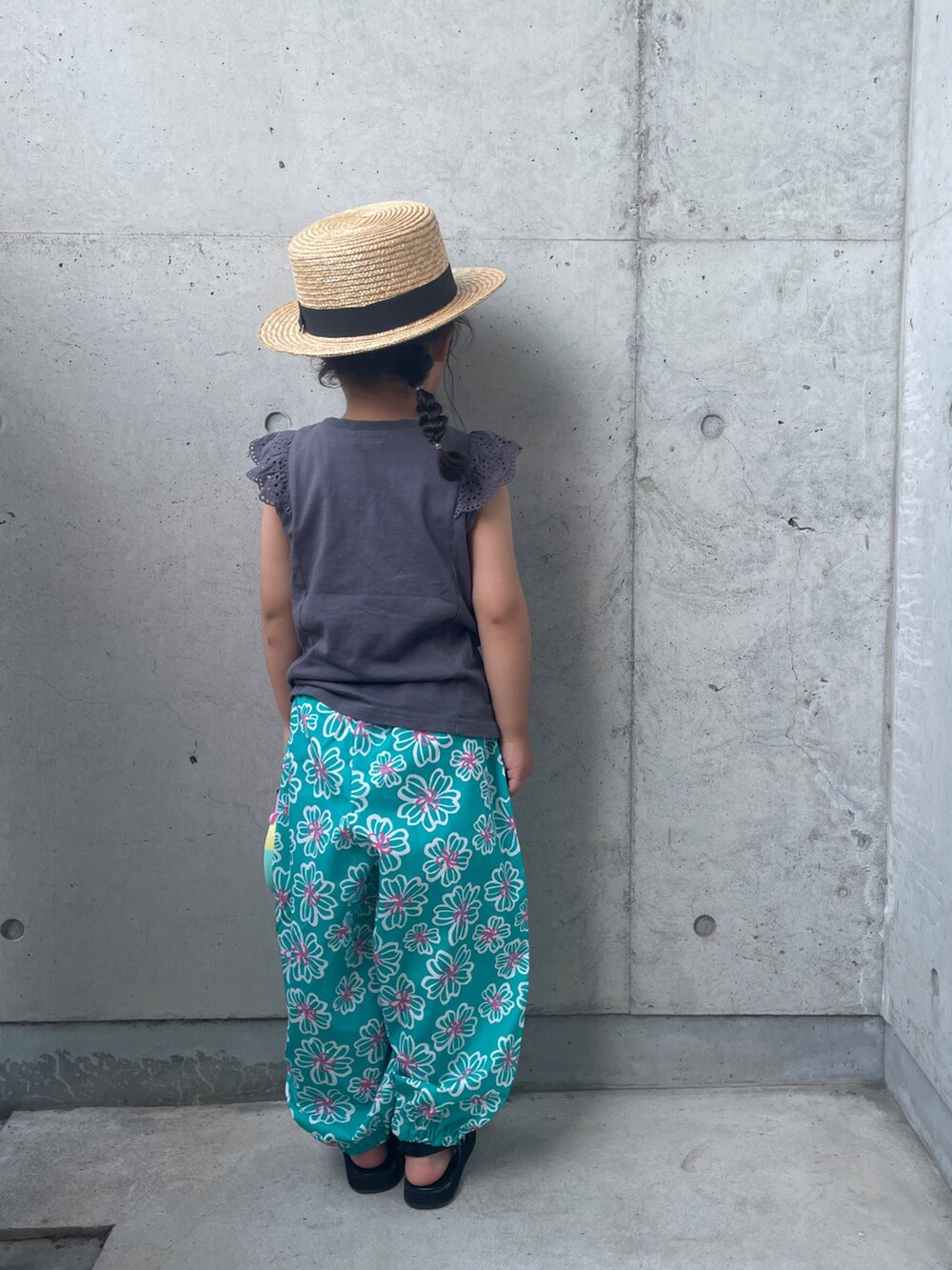 グレー系のTシャツ/カットソー、グリーン系のその他パンツ、ブラック系のサンダルを着用したキッズの春コーディネートの5枚目の写真