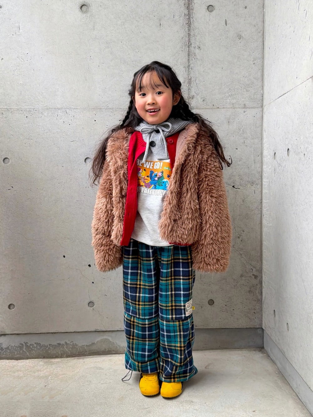 ブラウン系のブルゾン、イエロー系のスニーカー、グレー系のスウェットを着用したキッズの冬コーディネートの2枚目の写真