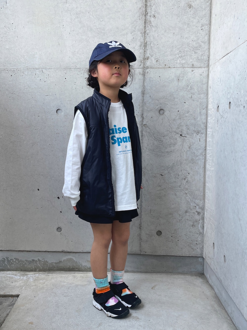 「キッズコーデ、ベスト、ロンT、ストリート、キャップ、サンダル、カジュアル」｜「LEPSIMの【KIDS】カラーロゴロンT　327366（Tシャツ/カットソー、ホワイト系）」を使った、ioooさん（キッズ・110cm）の春コーディネートの2枚目の写真