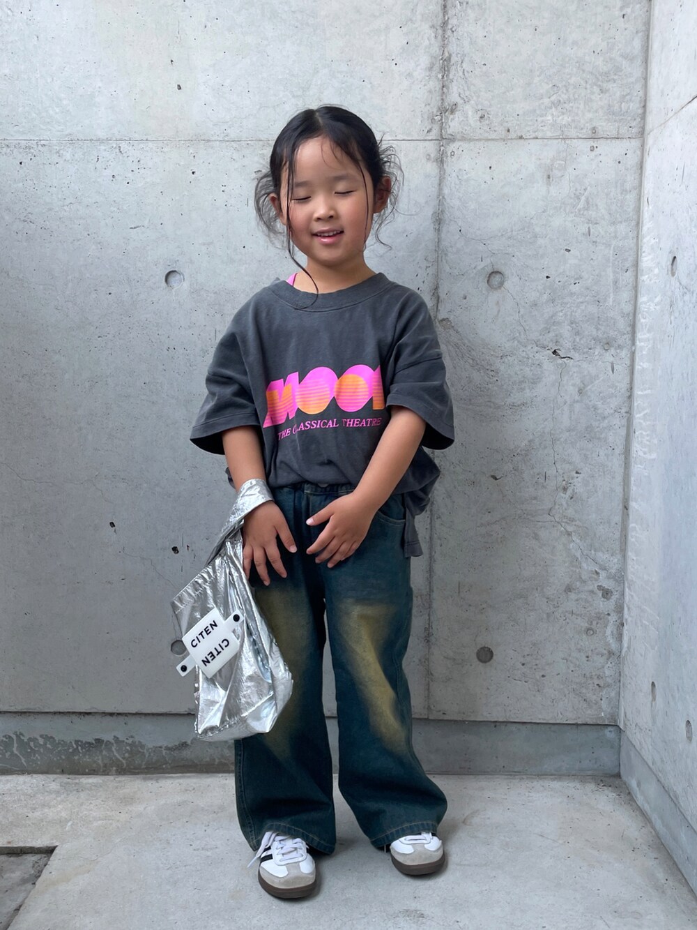 ピンク系のキャミソール、ブルー系のパンツ、グレー系のTシャツ/カットソーを着用したキッズの夏コーディネートの5枚目の写真