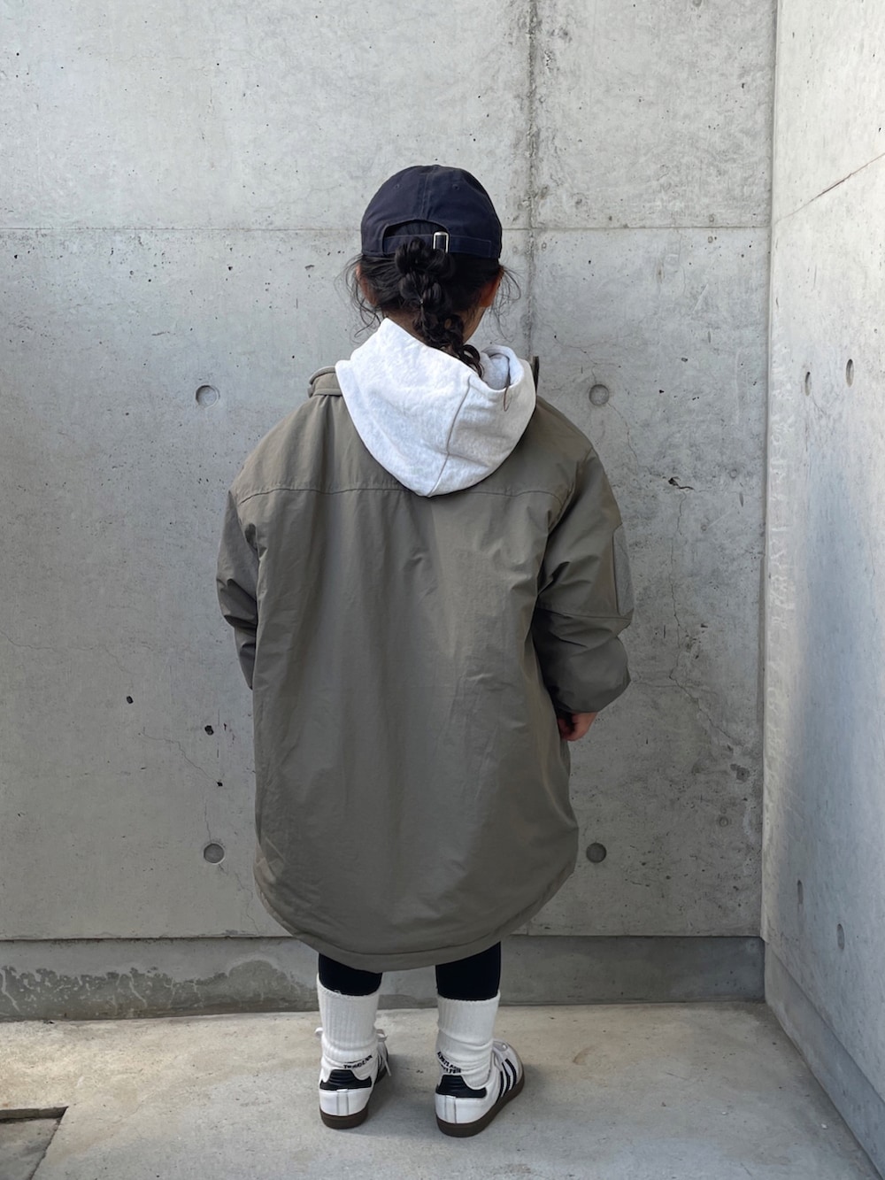 グリーン系のブルゾン、ホワイト系のTシャツ/カットソー、グレー系のスウェットを着用したキッズの冬コーディネートの4枚目の写真