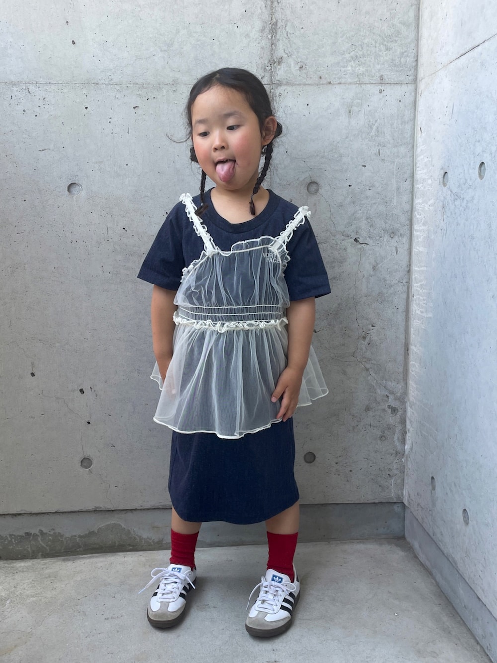 ブラック系のサンダル、ブラック系のバックパック/リュック、ブルー系のワンピースを着用したキッズの春コーディネートの4枚目の写真