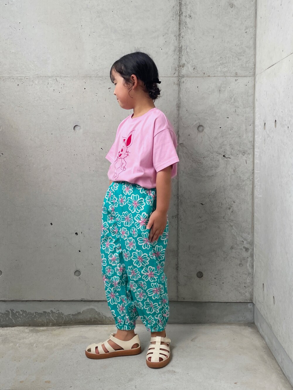 ピンク系のTシャツ/カットソー、ホワイト系のサンダル、グリーン系のその他パンツを着用したキッズの夏コーディネートの2枚目の写真