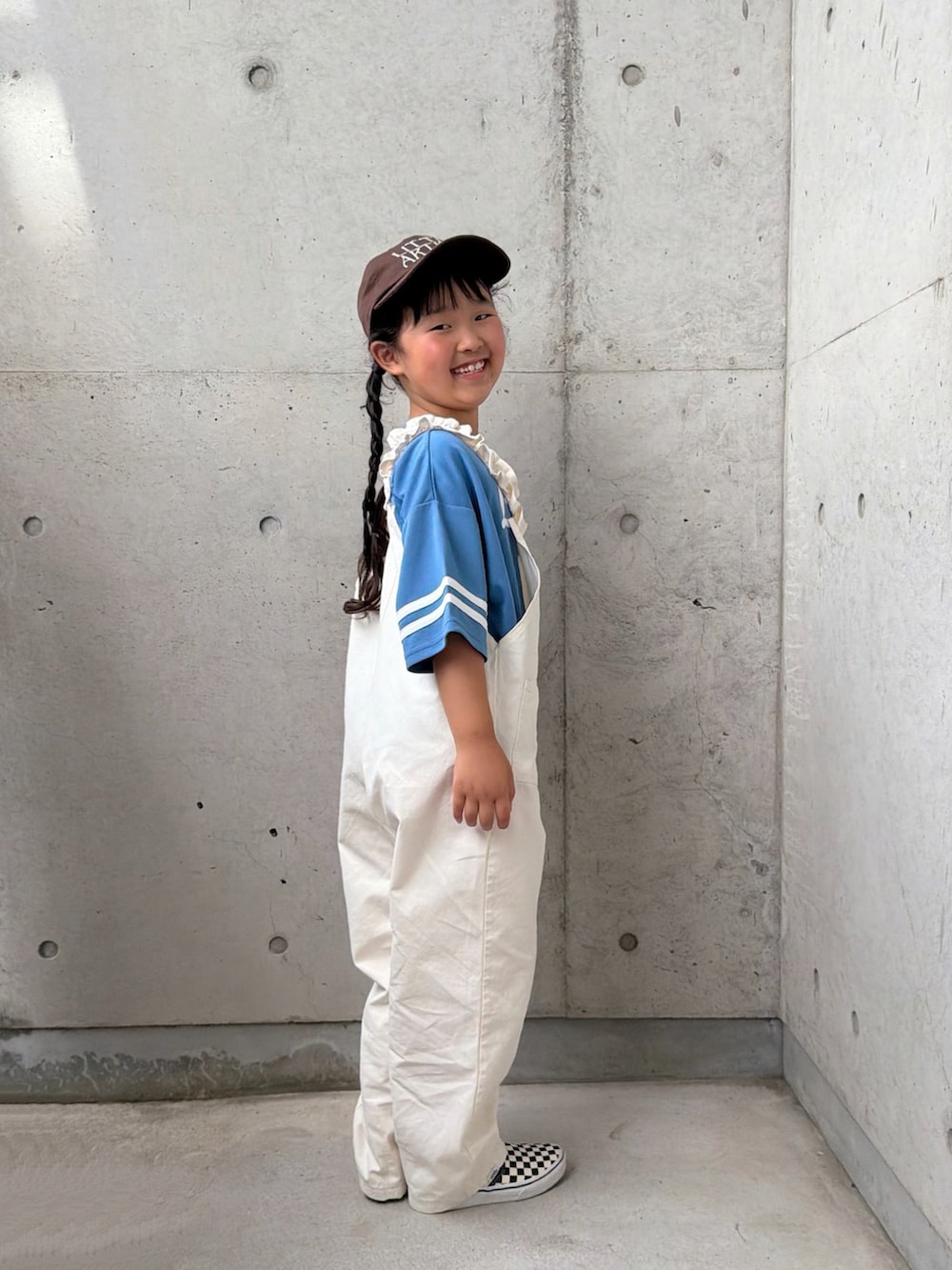 ブルー系のTシャツ/カットソー、ホワイト系のサロペット/オーバーオール、ブラック系のスリッポンを着用したキッズの夏コーディネートの4枚目の写真
