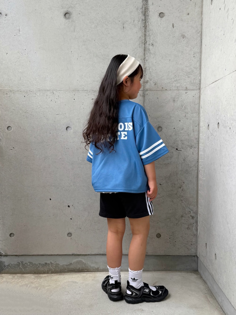 ブルー系のTシャツ/カットソー、ブラック系のサンダル、ブラック系のその他パンツを着用したキッズの春コーディネートの3枚目の写真
