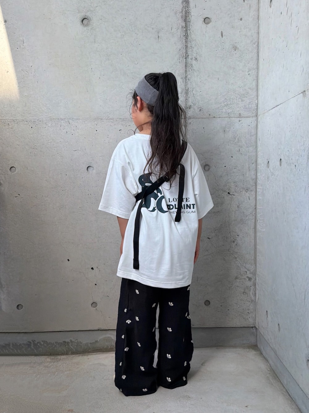ホワイト系のTシャツ/カットソー、ブラック系のその他パンツ、ブラック系のボディバッグ/ウエストポーチを着用したキッズの春コーディネートの2枚目の写真